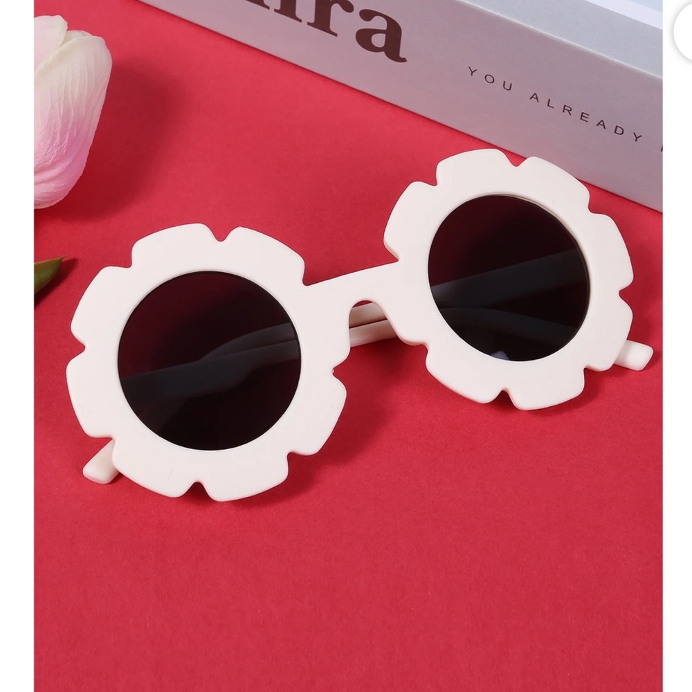 🌱🦢4 FOR $15!🦢🌱 Kids White Floral Sunglasses
